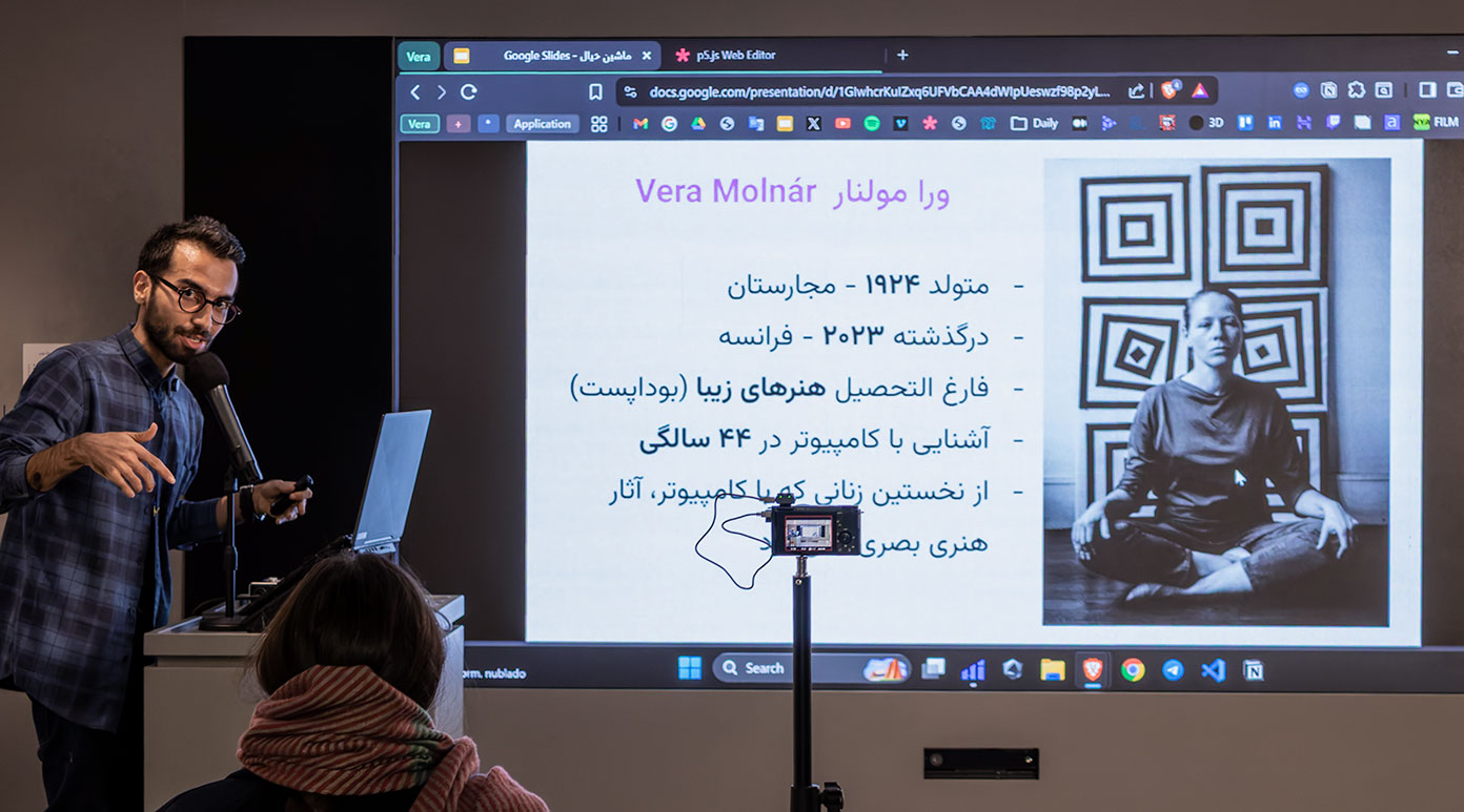 پدرام صادق‌بیکی در حال کدنویسی زنده و معرفی آثار ورا مولنار